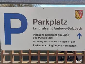 Parkplatzschild am Landratsamt (Schloßgraben)